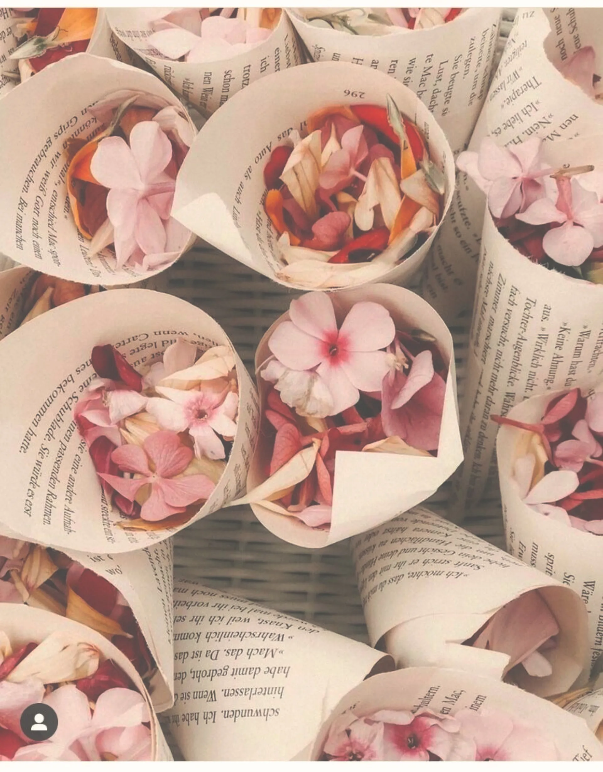 Coni di fiori e petali per la cerimonia