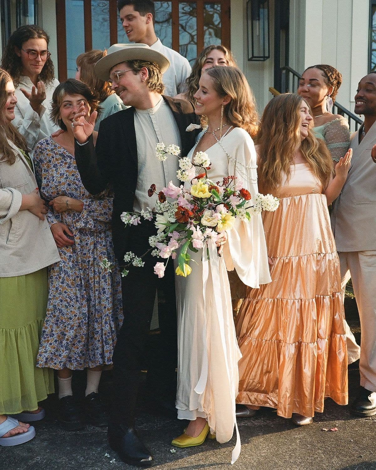 Sposi con amici e bouquet