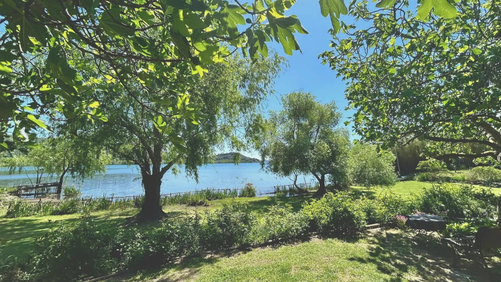 Giardino di BeeKind con vista sul lago di Bracciano