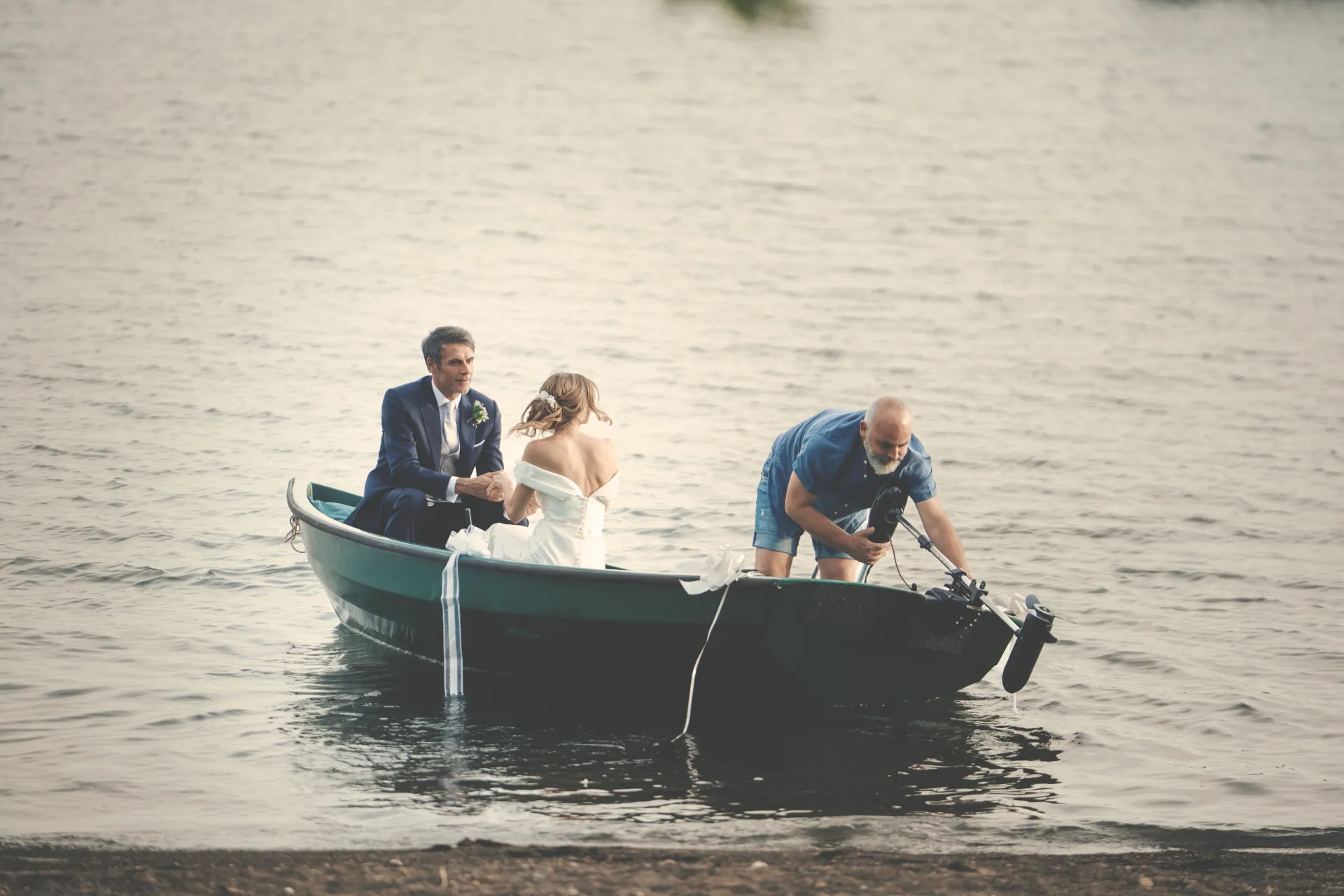 Sposi in barca sul lago di Bracciano a BeeKind