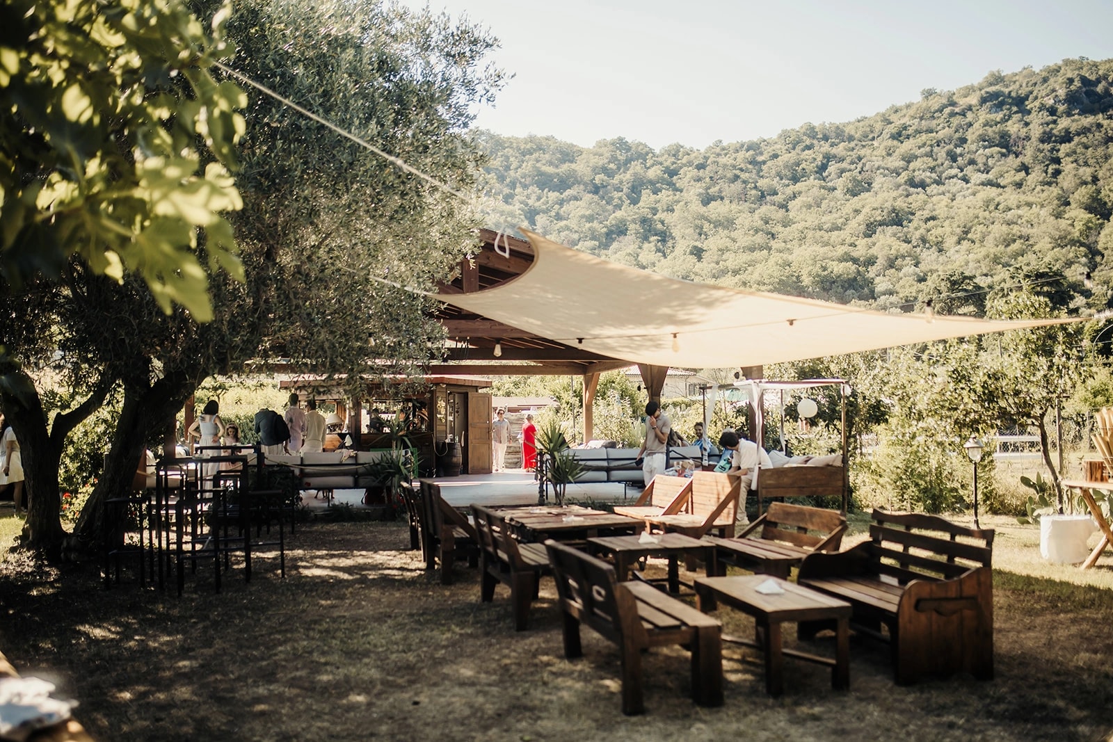 Tavoli all’ombra delle vele per un evento aziendale